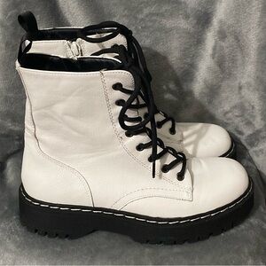 UnionBay Leather Combat Boots with Rugged Sole‎ and Lace-Up Design Women’s 8M